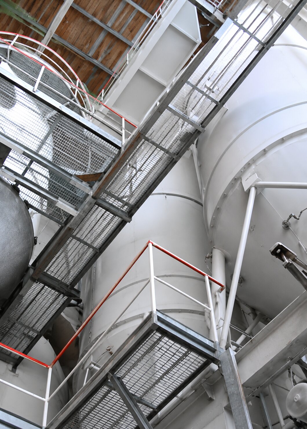 Mahlanlage und Silos im Werk